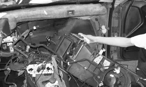 Lokalizacja parownika klimatyzacji w Toyocie Corolla E12 - praktyczny poradnik