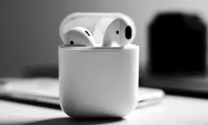 Jak wyczyścić AirPods z woskowiny i uniknąć uszkodzeń?