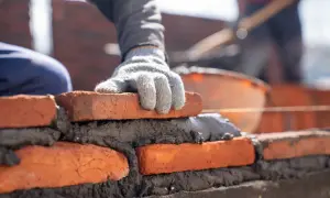 Ile kosztuje murowanie z cegły? Sprawdź ceny i ukryte koszty