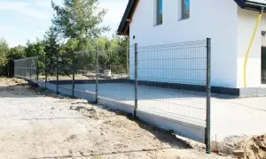 Ile za metr ogrodzenia? Sprawdź, co wpływa na cenę paneli