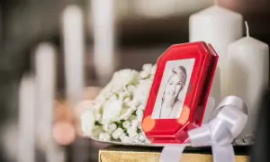 Ile dni od śmierci do pogrzebu? Poznaj znaczenie tradycji katolickiej