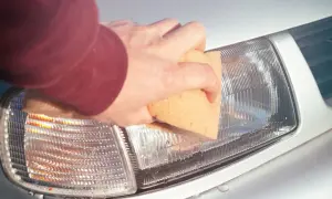 Jak wyczyścić żółte lampy w samochodzie i przywrócić ich blask