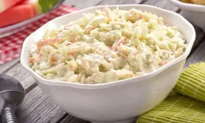 Surówka jak z KFC – Prosty przepis na idealną sałatkę w domu
