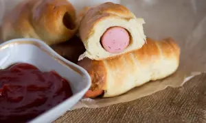 Parówki w cieście pizzowym przepis na pyszną i szybką przekąskę do podania