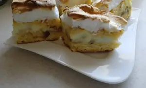 Proste ciasto z bananami i budyniem, które zachwyci każdego smakosza