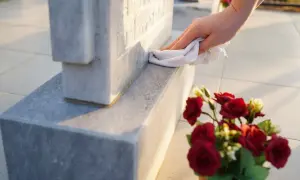 Jak usunąć plamę po wosku na pomniku - skuteczne metody i porady