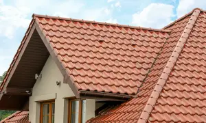 Ile kosztuje położenie dachówki? Sprawdź ceny i uniknij wysokich kosztów
