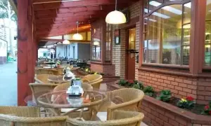 Gdzie zjeść w Pogorzelicy? Odkryj najlepsze restauracje i smaki