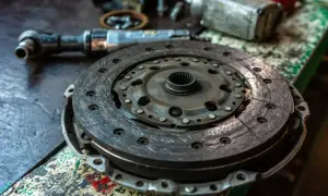 Objawy łapy sprzęgła: Jak rozpoznać problemy z działaniem sprzęgła