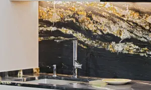 Co na ścianę w kuchni nad blatem? Odkryj najlepsze materiały i style
