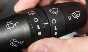 Jak włączyć tylną wycieraczkę w Toyota Corolla - proste kroki