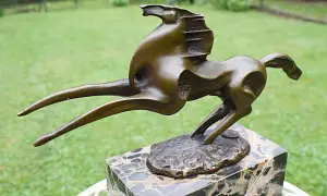 Rzeźba koń: odkryj symbolikę, style i materiały tych dzieł sztuki