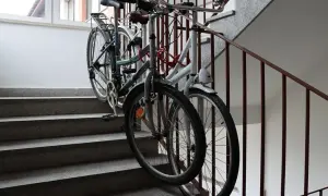 Czy można trzymać rowery na klatce schodowej? Oto, co warto wiedzieć!