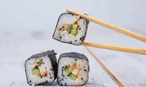 Ile kalorii ma rolka sushi? Zaskakujące fakty o kaloryczności!