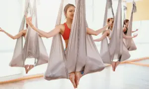 Aerial joga co to? Poznaj korzyści i tajniki tej unikalnej praktyki