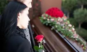 Co ubrać na pogrzebie, aby okazać szacunek i nie popełnić błędu
