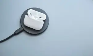 Czy AirPods można ładować bezprzewodowo? Oto co musisz wiedzieć