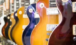 Kiedy powstała gitara elektryczna? Poznaj fascynującą historię instrumentu