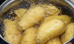 Jak ugotować ziemniaki do sałatki - proste kroki i sekrety idealnego smaku