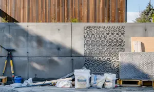 Płot z betonu architektonicznego: Jak zrobić trwałe ogrodzenie z betonu?