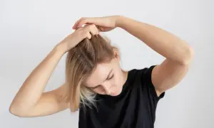 Jaki peeling do skóry głowy wybrać, aby uniknąć problemów z włosami?