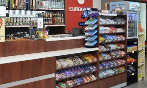 Jakie leki kupisz na stacji benzynowej? Sprawdź, co warto mieć w podróży