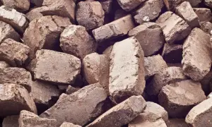 Czym jest brykiet torfowy i jak powstaje? Skład i proces produkcji wyjaśnione