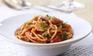 Pyszne spaghetti z piersi kurczaka - szybkie przepisy i porady