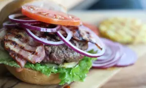 Jak zrobić domowego hamburgera – prosty przepis na idealny smak