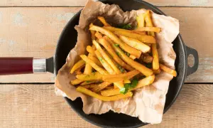 Jaki olej do frytek? Odkryj najlepsze opcje dla chrupiących frytek