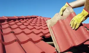 Czym skleić pękniętą dachówkę? Skuteczne metody naprawy i porady