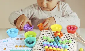 Jakie zabawki stymulują rozwój mózgu dziecka w pierwszych latach życia?