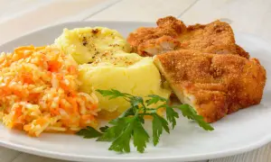 Jakie surówki do schabowego i frytek, aby nie były nudne?