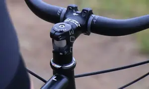 Jak dokręcić kierownicę w rowerze, aby uniknąć niebezpiecznego luzu?