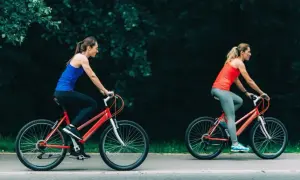 Jaki rower dla kobiety wybrać, by uniknąć błędów i cieszyć się jazdą