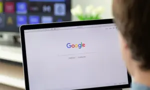 Jak podłączyć MacBooka do telewizora bezprzewodowo i uniknąć problemów