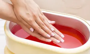 Parafina na dłonie przed czy po manicure? Oto prawda, którą musisz znać