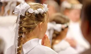 Ile się daje na komunię świętą? Sprawdź, aby nie przepłacić