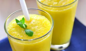 Co to jest smoothie owocowe i dlaczego warto je pić? Składniki i korzyści