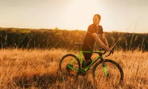 Rower gravel jaki wybrać? Kluczowe cechy i porady dla początkujących