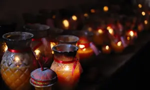 Dlaczego nie zapala się zniczy w dniu pogrzebu? Odkryj przesądy i tradycje