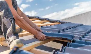 Jak układać dachówkę ceramiczną, aby uniknąć błędów i uzyskać trwałość dachu
