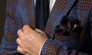 Jak dobrać idealny krawat do marynarki w kratę – unikaj błędów w stylizacji