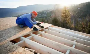 Czym najlepiej pokryć dach z płyty OSB? Porównanie materiałów i praktyczne porady
