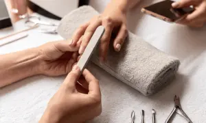 Co to jest manicure? Definicja, rodzaje i korzyści dla Twoich paznokci