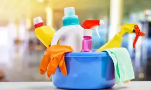 Jak usunąć zapach wymiocin z kanapy - skuteczne metody i porady