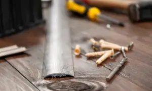 Jak uszczelnić próg drzwi wejściowe od spodu, aby uniknąć przeciągów