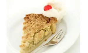 Ile piec szarlotkę w piekarniku, aby uniknąć zakalca?