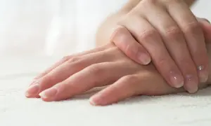 Manicure biologiczny: kluczowe informacje, zalety i przeciwwskazania