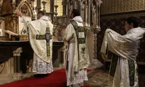 Kto może odprawiać mszę świętą? Odkryj tajniki kapłaństwa